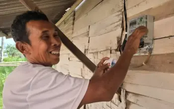 Rumah Soleman di Lampung Selatan Akhirnya Terang Berkat Program Light Up the Dream PLN 8 Puluhan Tahun Mengandalkan Listrik Tetangga, Gubuk Soleman Kini Resmi Teraliri Daya