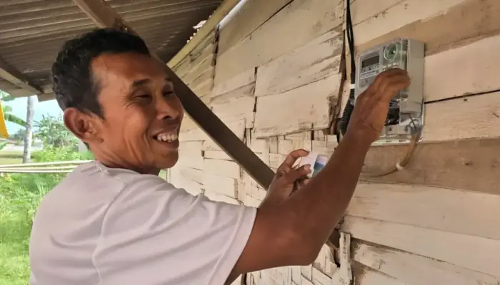 Rumah Soleman di Lampung Selatan Akhirnya Terang Berkat Program Light Up the Dream PLN
