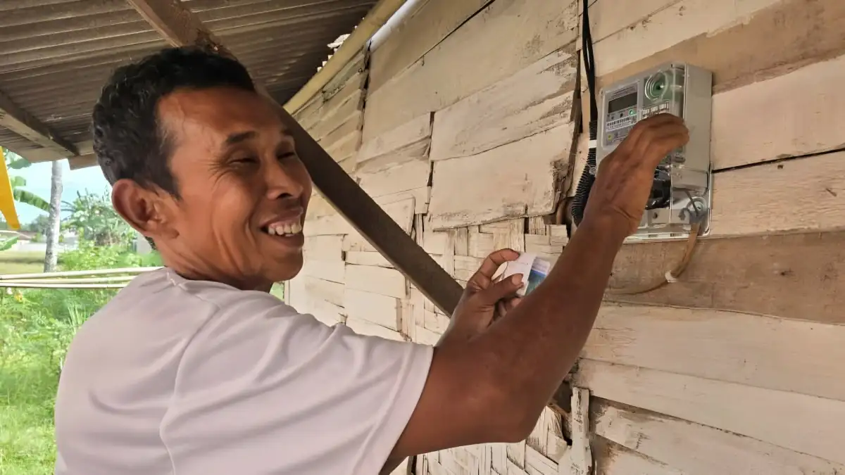 Puluhan Tahun Mengandalkan Listrik Tetangga, Gubuk Soleman Kini Resmi Teraliri Daya