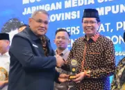 Rektor UIN Raden Intan Lampung Terima Penghargaan Tokoh Pendidikan Bervisi Global dan Pelestari Kearifan Lokal