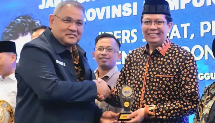 Rektor UIN Raden Intan Lampung Terima Penghargaan Tokoh Pendidikan Bervisi Global dan Pelestari Kearifan Lokal
