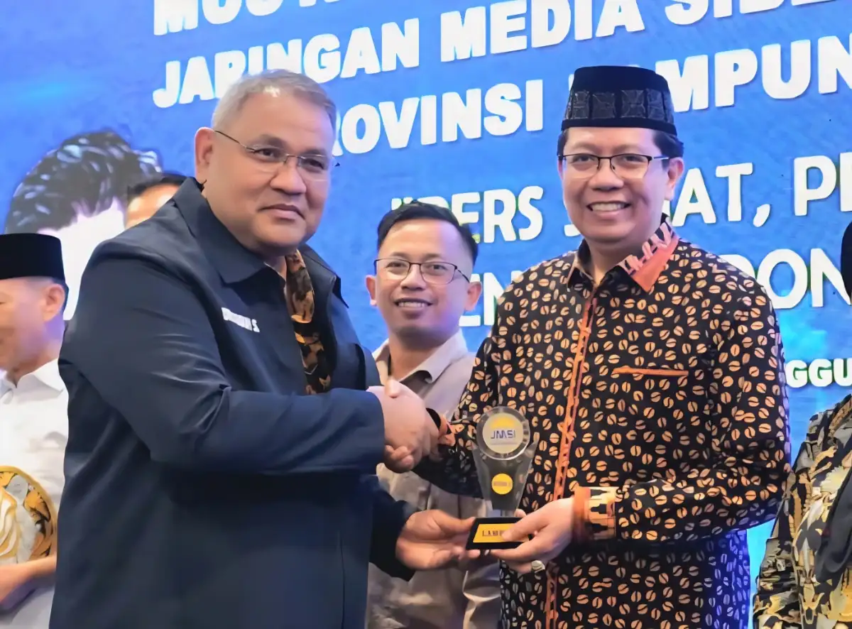 Rektor UIN Raden Intan Lampung Dianugerahi Penghargaan Tokoh Pendidikan dan Pelestari Kearifan Lokal