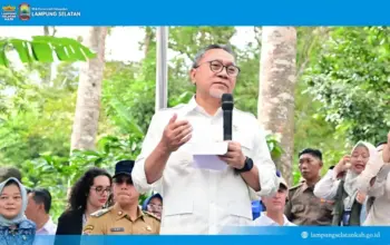 Menko Pangan Tegaskan Pentingnya Kelestarian Kawasan Gunung Rajabasa, Serahkan 3.000 Bibit Kopi dan Kakao kepada Petani 7 Salurkan 3.000 Bibit Kakao, Menko Pangan Tekankan Pentingnya Fungsi Hutan di Gunung Rajabasa