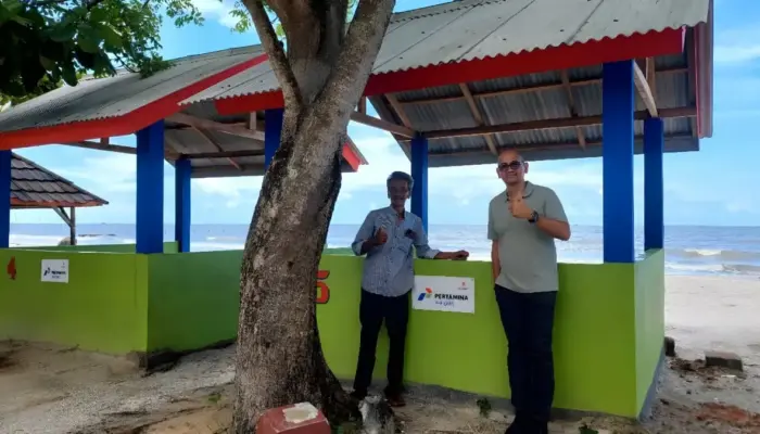 PHE OSES Bersama BUMDes dan Pokdarwis Tambah Fasilitas Gazebo di Pantai Kerang Mas