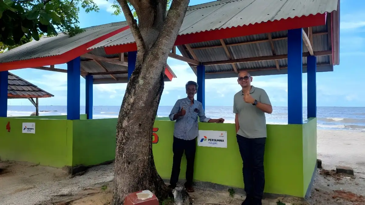 Tingkatkan Kenyamanan Wisatawan, PHE OSES dan BUMDes Tambah Gazebo di Pantai Kerang Mas