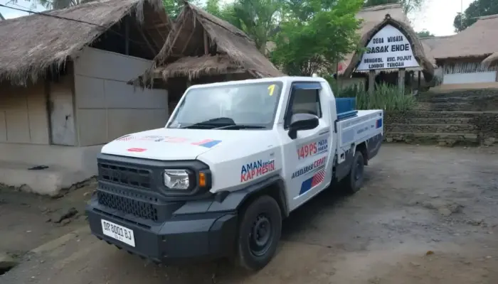 Toyota Hilux Rangga Jadi Andalan Logistik, Salurkan Material Daur Ulang di Sasak Ende