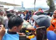 Pohon Besar Tumbang di Holiday Inn Randu Bandar Lampung, Timpa Dua Mobil dan Warga Jakarta 13 Tumbangnya Pohon Besar di Holiday Inn Randu Hotel Bandar Lampung, Dua Mobil dan Warga Jakarta Terkena Imbas