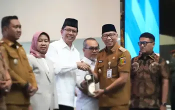 UIN Raden Intan Lampung Raih Anugerah Keterbukaan Informasi Publik 2025 dari Gubernur Lampung 8 UIN Raden Intan Lampung Sabet Penghargaan Keterbukaan Informasi Publik 2025 dari Gubernur