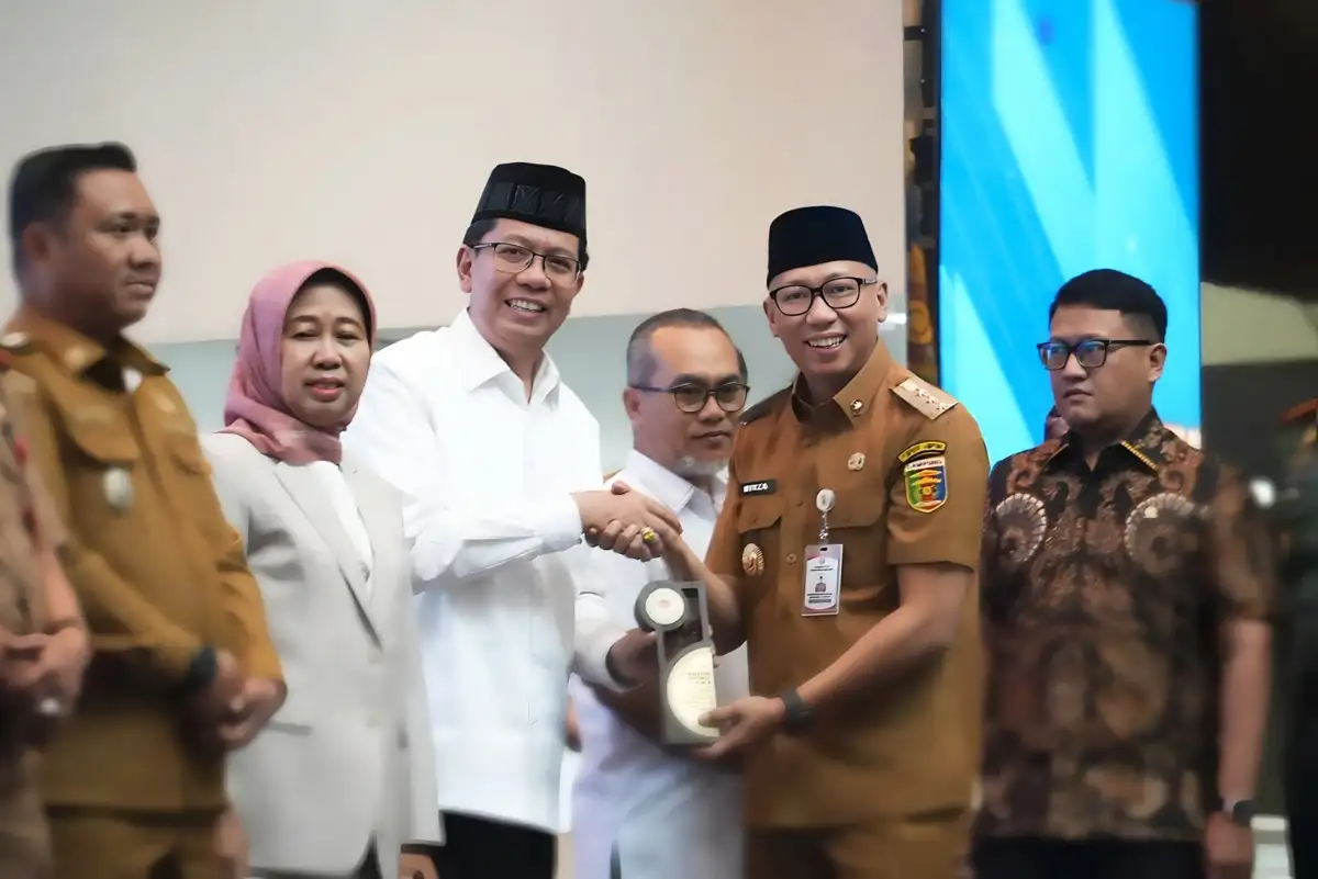 UIN Raden Intan Lampung Sabet Penghargaan Keterbukaan Informasi Publik 2025 dari Gubernur