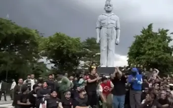 Warga Surabaya Turun Tangan Bela Nenek 80 Tahun, Kritik Ormas yang Dinilai Mengganggu