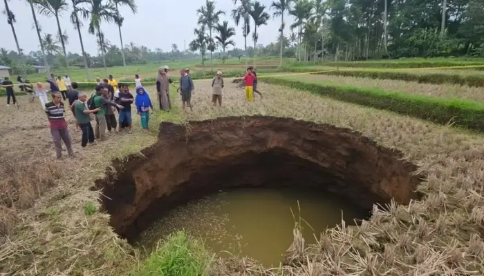 Fenomena Sinkhole Sumbar 2026: Viral Air Biru, Fakta E. Coli, dan Penjelasan Sains