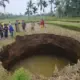Fenomena Sinkhole Sumbar 2026: Viral Air Biru, Fakta E. Coli, dan Penjelasan Sains