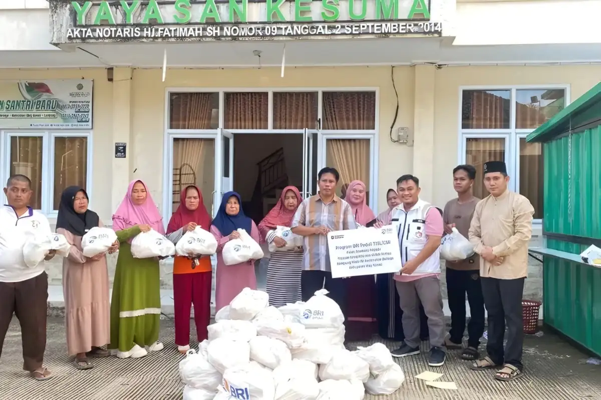 BRI Kanca Kotabumi Salurkan Bantuan Sembako Gratis bagi Warga Way Kanan