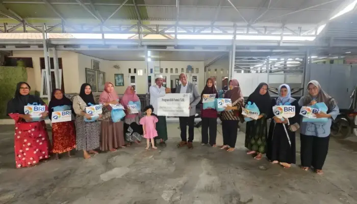 BRI Kanca Tanjung Karang Salurkan Bantuan Paket Sembako untuk Warga Natar