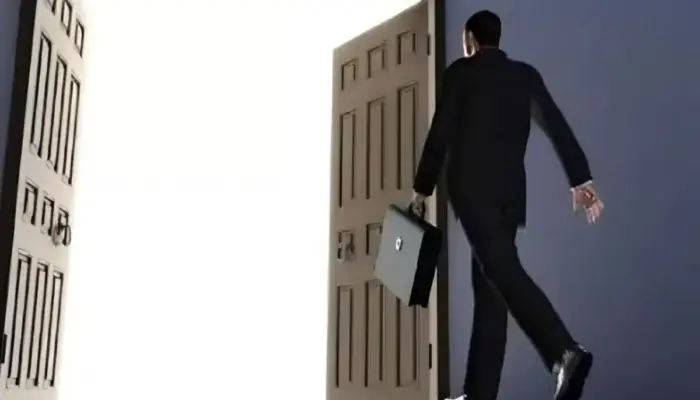 Doa Keluar Rumah, Bacaan Doa Sehari-hari Beserta Manfaat dan Penjelasannya