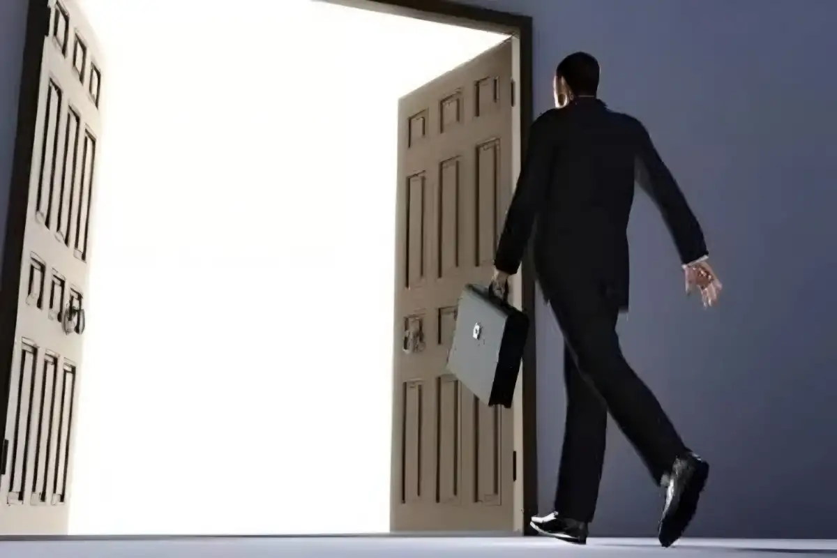 Doa Saat Keluar Rumah: Bacaan Lengkap Salah Satu Doa Sehari-hari