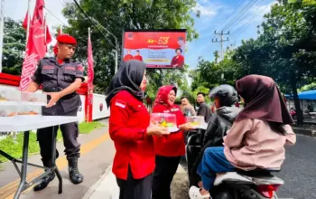 HUT ke-53, PDIP Lampung Rayakan dengan Berbagi Tumpeng kepada Warga