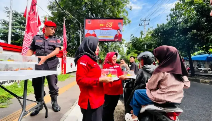 Peringati HUT ke-53, DPD PDIP Lampung Bagikan Tumpeng kepada Masyarakat