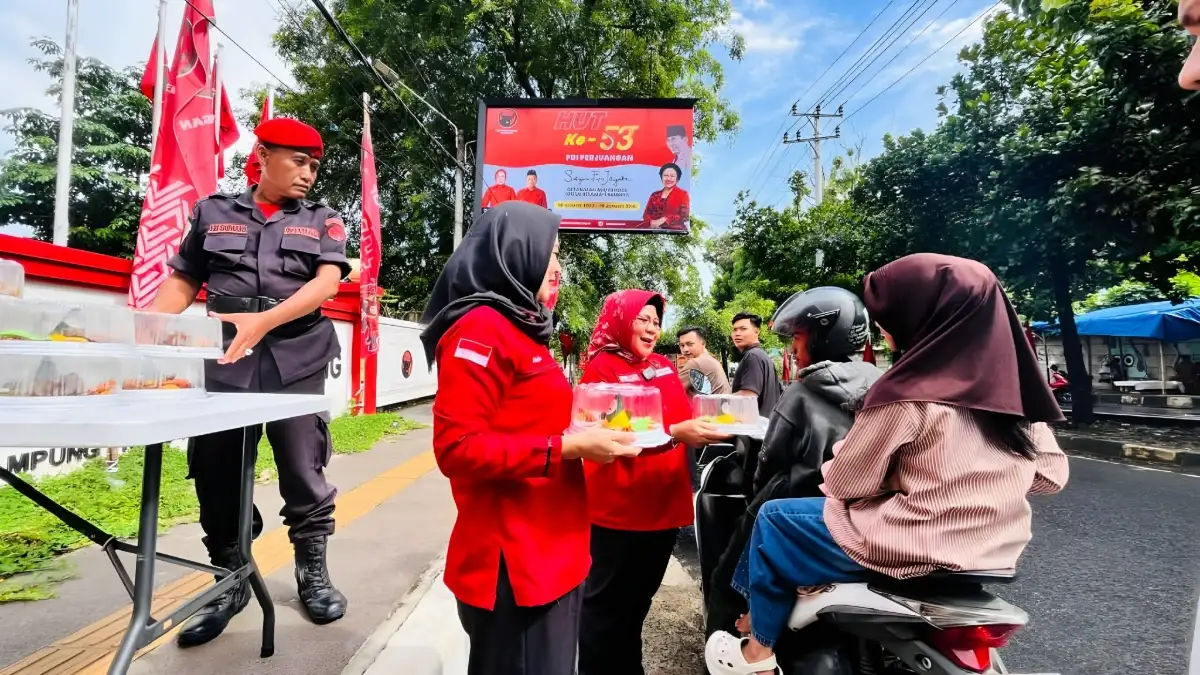 HUT ke-53, PDIP Lampung Rayakan dengan Berbagi Tumpeng kepada Warga