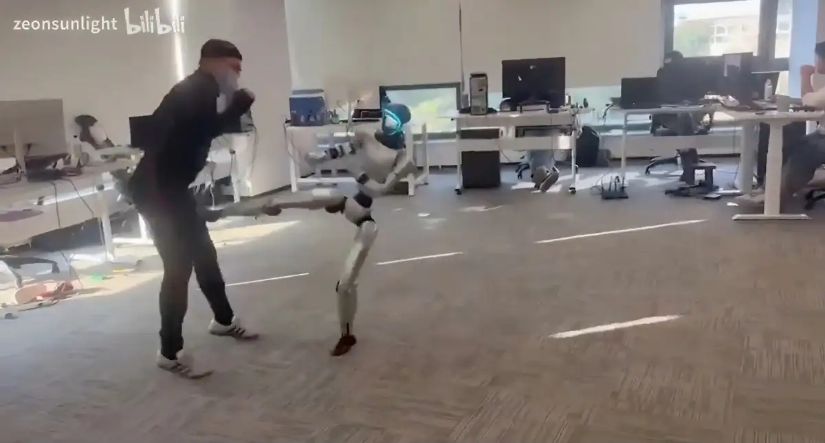 Heboh! Robot Humanoid G1 Salah Tendang Instruktur, Reaksi Kocaknya Bikin Warganet Salfok