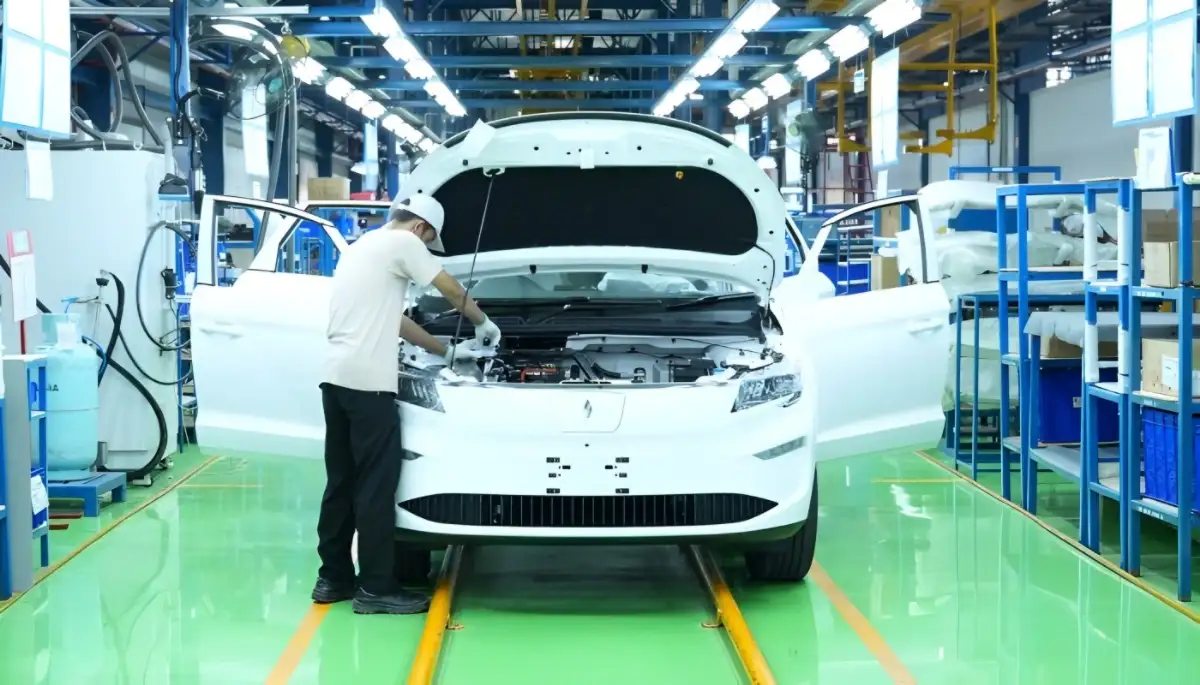 Mengintip Proses Perakitan Mobil Listrik Aletra L8 di Pabrik Handal