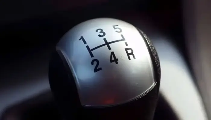 Panduan Mengenal Tuas Transmisi Mobil: Mekanisme Manual Hingga Teknologi Matic Modern