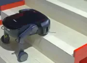 Roborock Saros Rover Mampu Naik Tangga dan Membersihkannya Secara Otomatis!