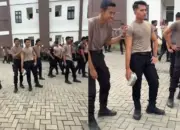 Viral! Polisi Ini Total Berperan Jadi Demonstran dalam Simulasi Dalmas