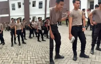Viral! Polisi Ini Total Berperan Jadi Demonstran dalam Simulasi Dalmas
