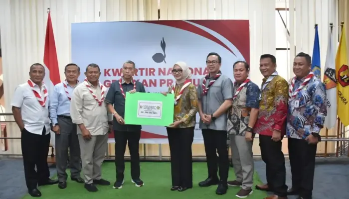 Wagub Lampung Serahkan Dana Bumbung Kemanusiaan ke Kwarnas Pramuka