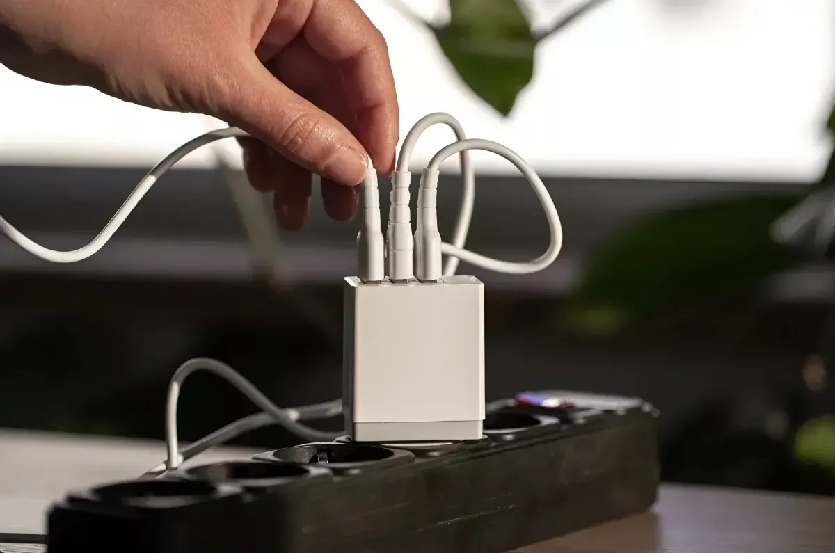 Bahaya Mengintai! Risiko Fatal Jika Charger HP Dibiarkan Tercolok Sepanjang Waktu