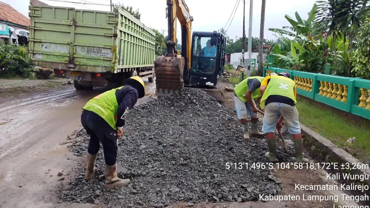 Demi Kelancaran Ramadan, Jalan Rusak di Lampung Ditutup dan Diperbaiki