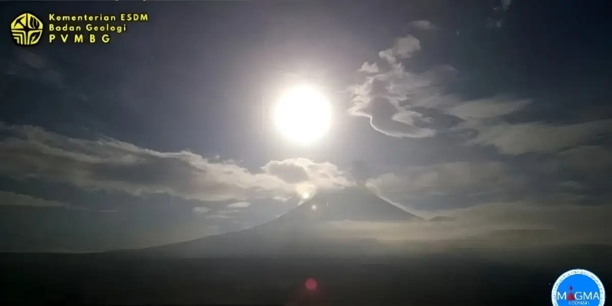 Erupsi Gunung Semeru, Abu Vulkanik Membumbung 700 Meter ke Timur Laut