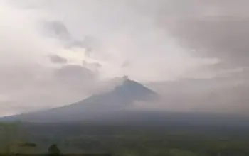 Gunung Semeru Erupsi Pagi Ini, Kolom Abu Capai 500 Meter ke Arah Timur Laut