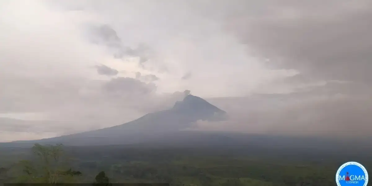 Gunung Semeru Erupsi Pagi Ini, Kolom Abu Capai 500 Meter ke Arah Timur Laut