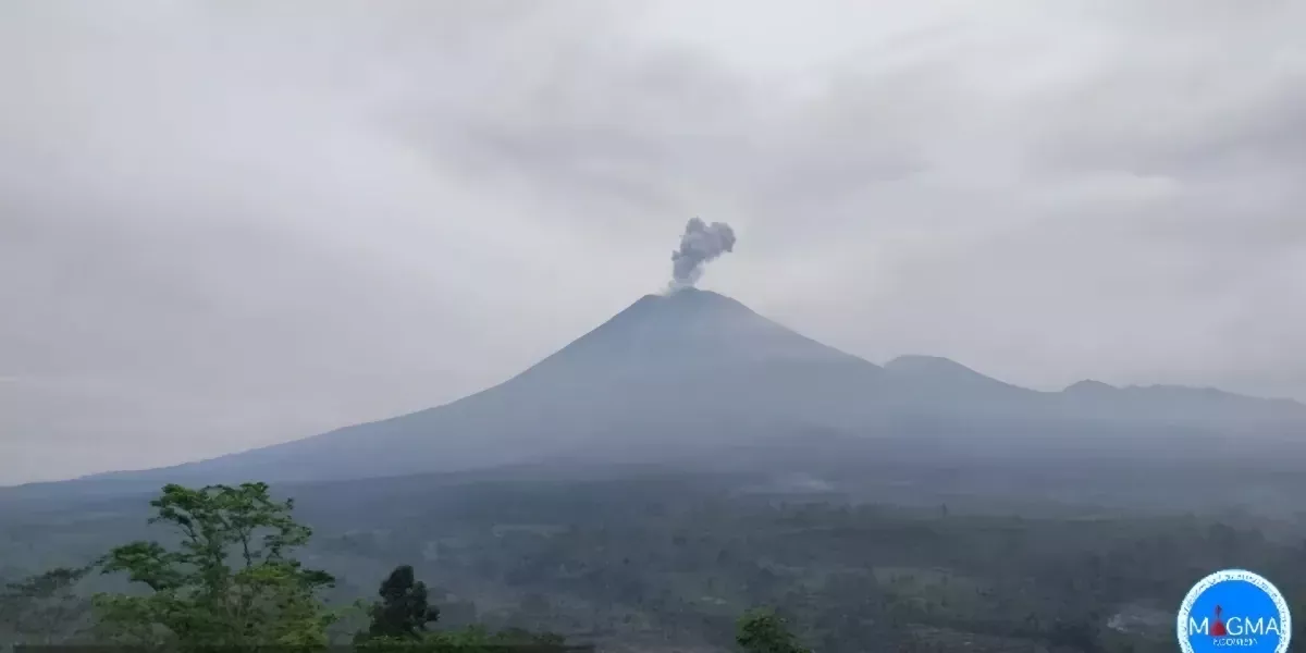 Gunung Semeru Kembali Erupsi, Abu Vulkanik Capai 900 Meter, Radius 5 Km Harus Kosong
