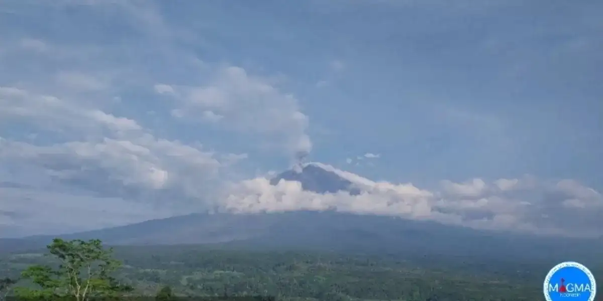 Gunung Semeru Meletus Pagi Ini, Abu Vulkanik Membumbung 800 Meter ke Arah Timur Laut