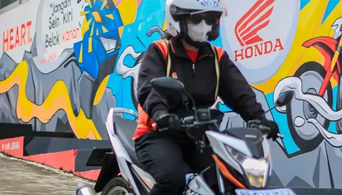 Hujan Lebat di Lampung, TDM Ingatkan Tips Berkendara Aman untuk Pengendara Motor