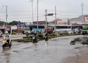 Jalan Soekarno-Hatta di Sekitar Bundaran Tugu Raden Intan Rusak Akibat Sering Tergenang