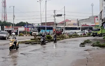 Jalan Soekarno-Hatta di Sekitar Bundaran Tugu Raden Intan Rusak Akibat Sering Tergenang