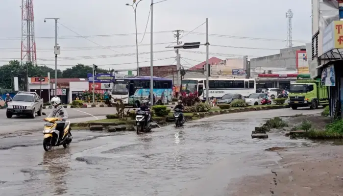 Drainase Tersumbat Jadi Penyebab Genangan Air di Jalan Soekarno-Hatta, Bundaran Tugu Raden Intan