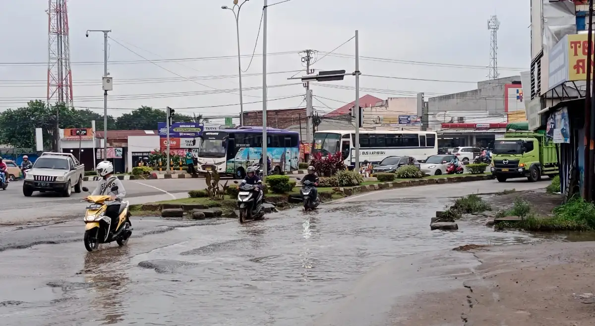 Jalan Soekarno-Hatta di Sekitar Bundaran Tugu Raden Intan Rusak Akibat Sering Tergenang