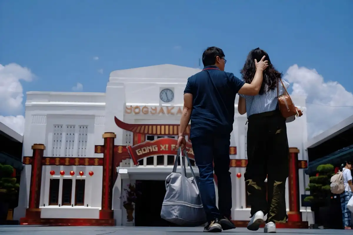 KAI Daop 6 Yogyakarta Rayakan Tahun Baru Imlek dengan Hiasan Ornamen di Stasiun