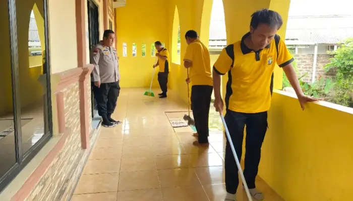 Sambut Ramadan 1447 H, Polsek Tanjung Bintang Gelar Aksi Bersih-Bersih Masjid dan Mushola