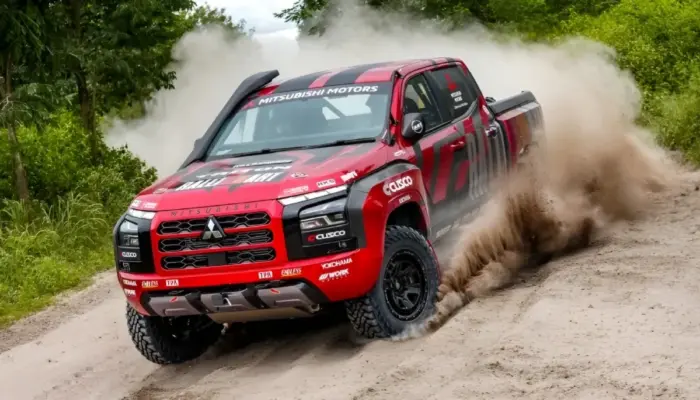 Toyota Hilux vs Mitsubishi Triton: Duel Pikap Double Cabin di Indonesia