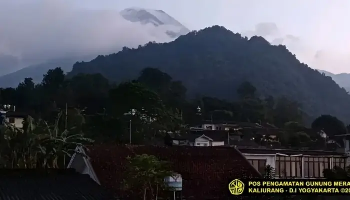 Gunung Merapi Terpantau 13 Kali Guguran Lava, Luncur hingga 2 Km ke Kali Sat/Putih