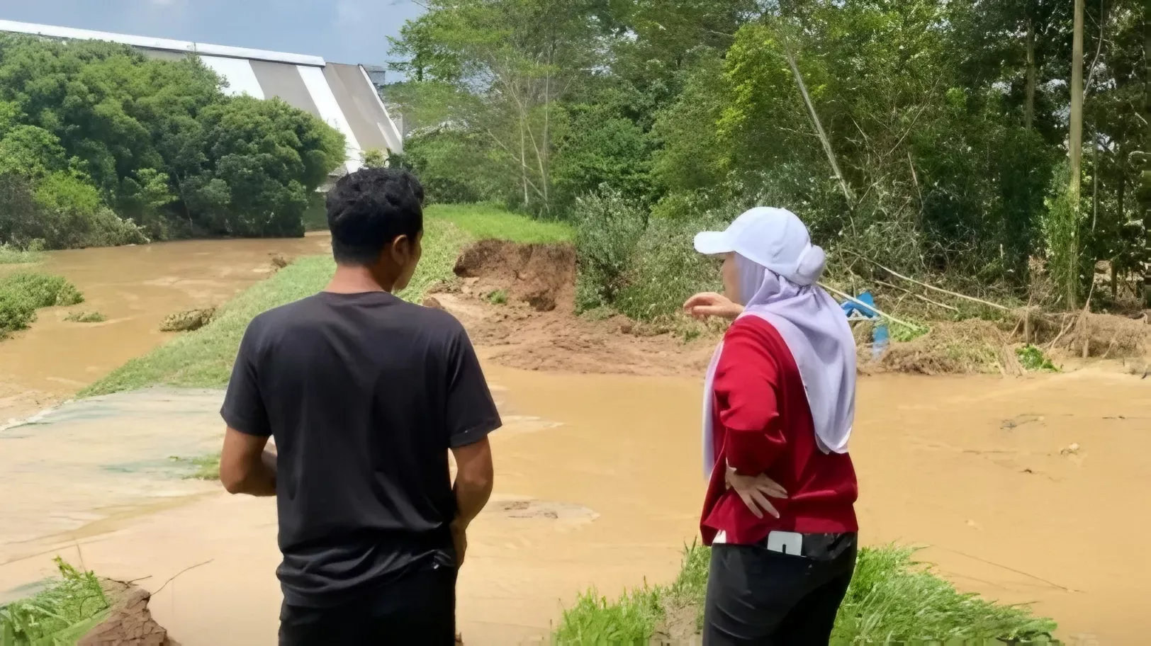 Akibat Tanggul Jebol di Kertosari, Anggota DPRD Lampung Lesty Ultimatum BBWS untuk Segera Bertindak