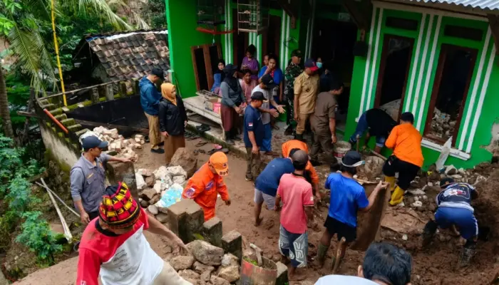 Cuaca Ekstrem Picu Bencana di Kota Bandar Lampung, Pohon Tumbang hingga Longsor Rusak Rumah Warga