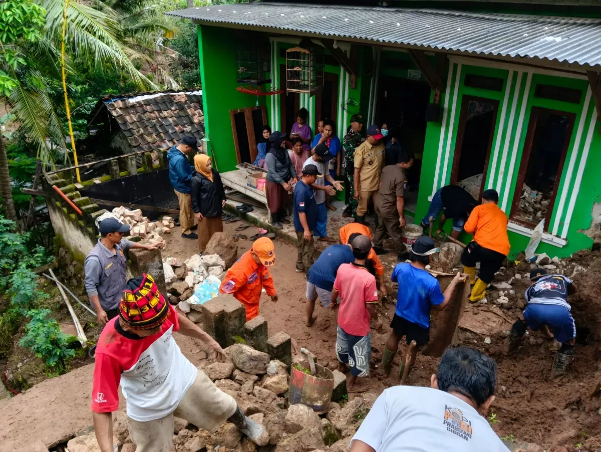 BPBD Bandar Lampung Imbau Pengendara Waspadai Pohon Besar Saat Hujan Lebat