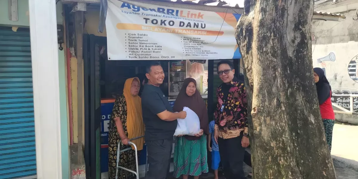 BRI Jakarta Kalimalang dan Agen BRILink Toko Danu Berbagi Sembako untuk Warga Duren Sawit